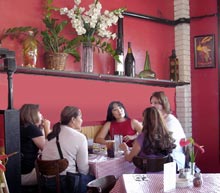 Gather with family and friends in the friendly, neighborhood envirnoment of Auntie Pasto's Italian Restaurant in Honolulu.