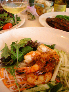 Bun 'Rice Noodle' with Lemongrass Prawns, Crab Cake Salad, and Black Angus Steak Aux Poivres.